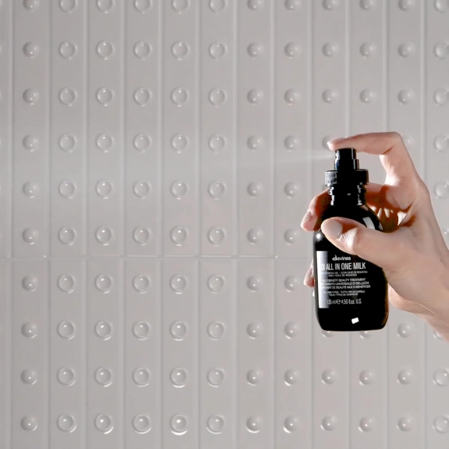 Davines OI All In One Milk, Hair Leave-in Conditioner Multi-Function Spray Treatment - Detangles, Controls Frizz & Heat Protectant - Weightless Antioxidant Roucou Oil Formula - Image 7
